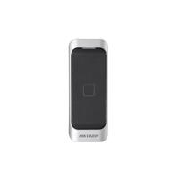 Cititor card Hikvision DS-K1107AM, citeste carduri Mifare 13.56 MHz, distanta citire: ≤ 50 mm, RS-485, Wiegand (W26/W34) protocol si protocol OSDP, Watchdog, indicator de stare si alimentare, buzzer incorporat, tamper, alimentare 12VDC, IP65, dimensiuni 115 mm × 44 mm × 22 mm, montaj pe perete